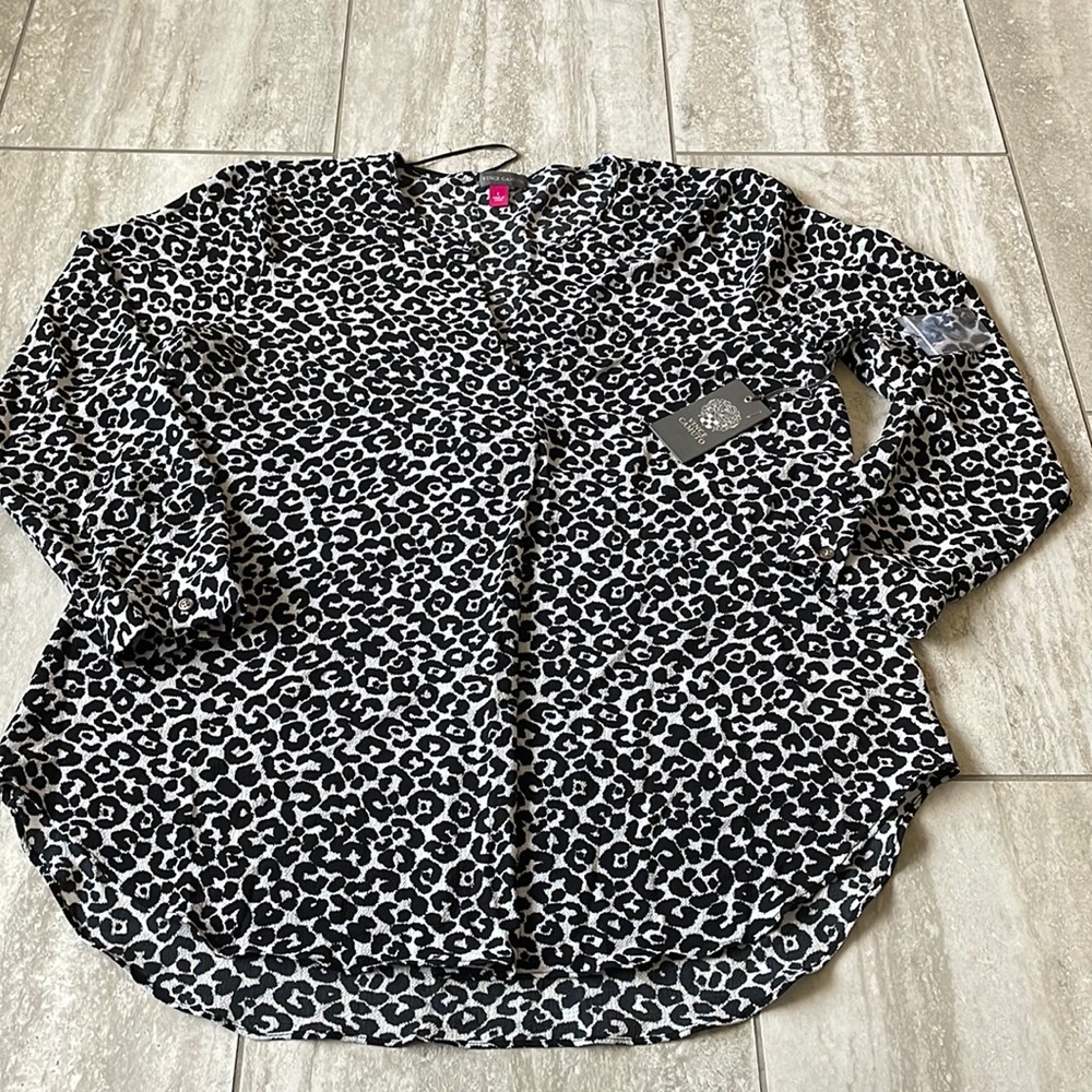Vince Camuto round neck with opening,long sleeves,